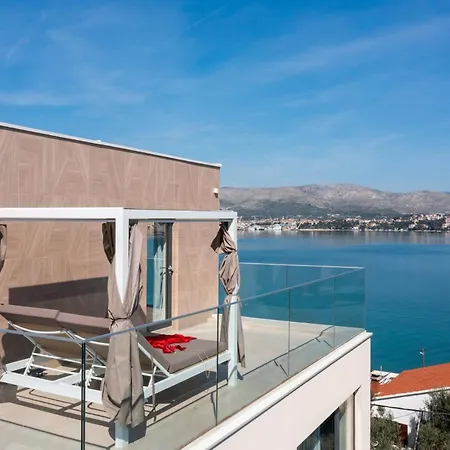 Luxury Glass With Pool *