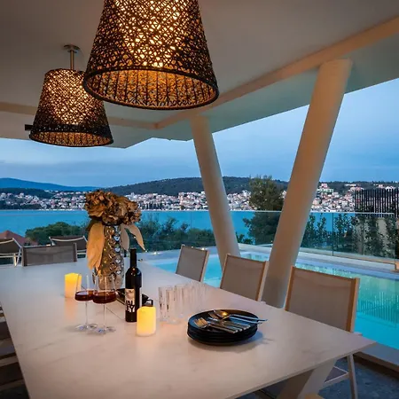 Luxury Glass With Pool