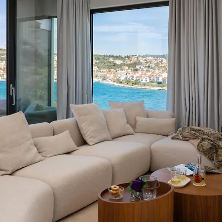 Luxury Glass With Pool Villa