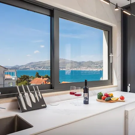 Luxury Glass With Pool 빌라 트로기르