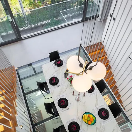 Luxury Glass With Pool 트로기르