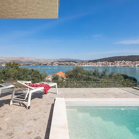 Villa Luxury Glass With Pool *