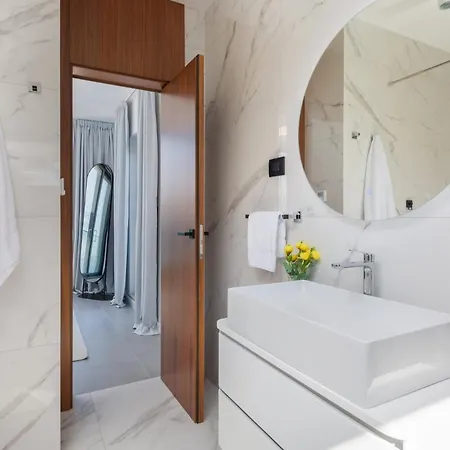 Luxury Glass With Pool *