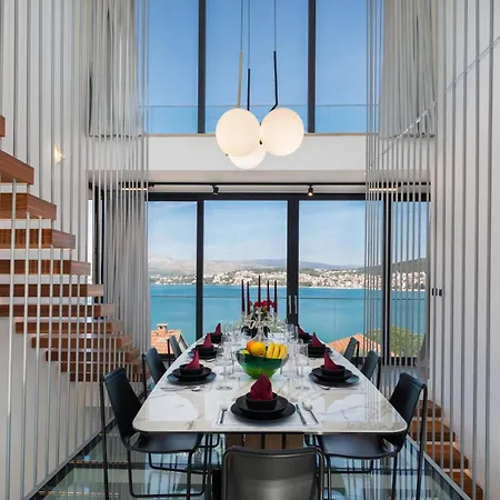 Villa Luxury Glass With Pool *