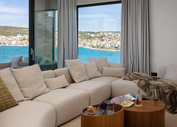Luxury Glass With Pool Villa