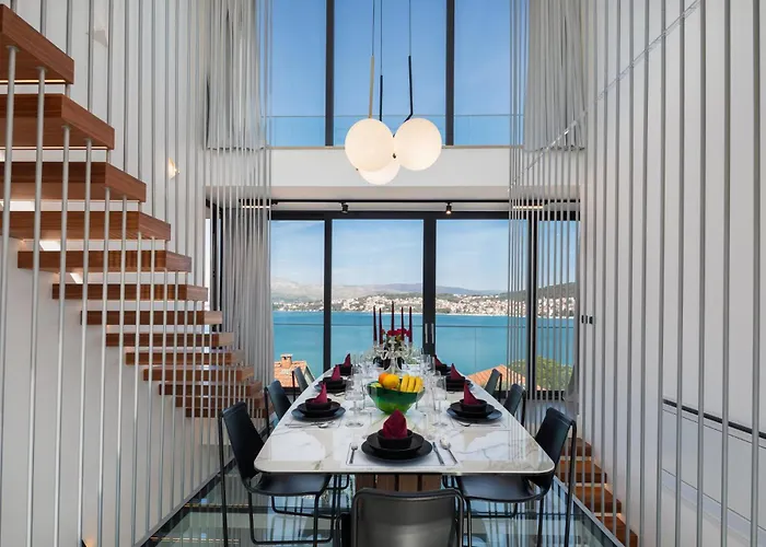Villa Luxury Glass With Pool *