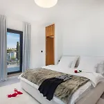 Villa Luxury Glass With Pool