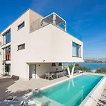 Luxury Glass With Pool Villa