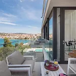 Luxury Glass With Pool *