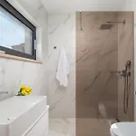 Villa Luxury Glass With Pool *