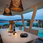 Luxury Glass With Pool