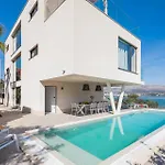 Luxury Glass With Pool Villa *