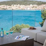 Luxury Glass With Pool Villa