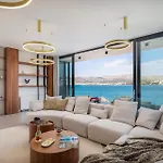 Villa Luxury Glass With Pool