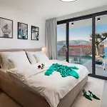 Luxury Glass With Pool Villa *