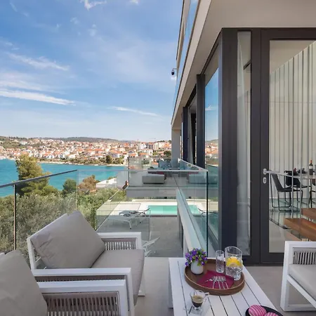 Luxury Glass With Pool *