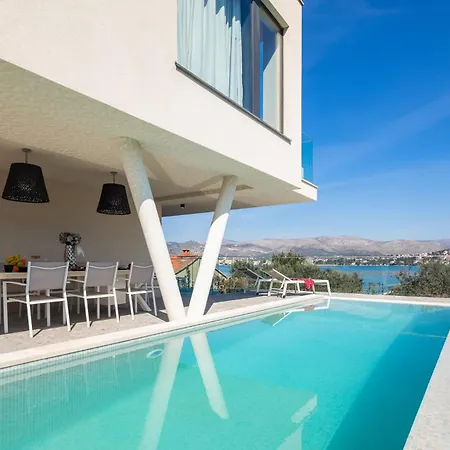 Luxury Glass With Pool