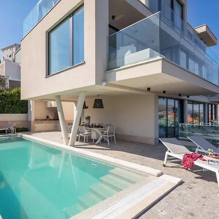 Luxury Glass With Pool * Τρογκίρ
