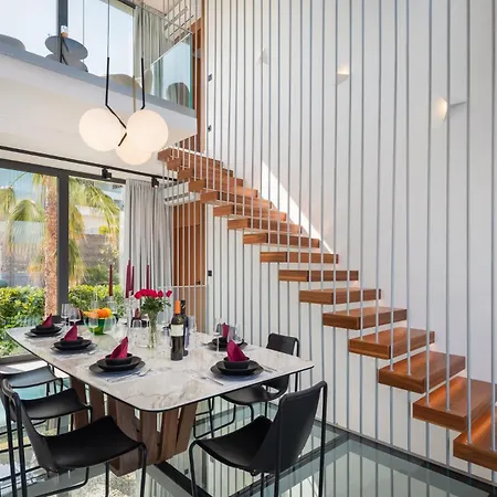 Luxury Glass With Pool Τρογκίρ