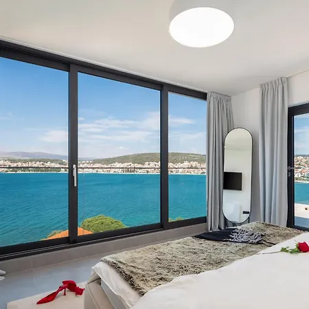 Luxury Glass With Pool *