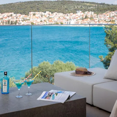 Luxury Glass With Pool Villa