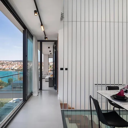 Villa Luxury Glass With Pool *