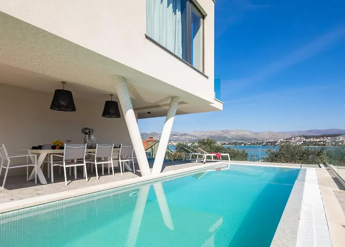 Luxury Glass With Pool