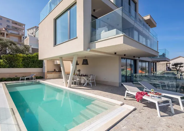 Luxury Glass With Pool * Трогір