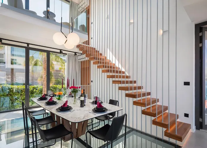 Luxury Glass With Pool Τρογκίρ