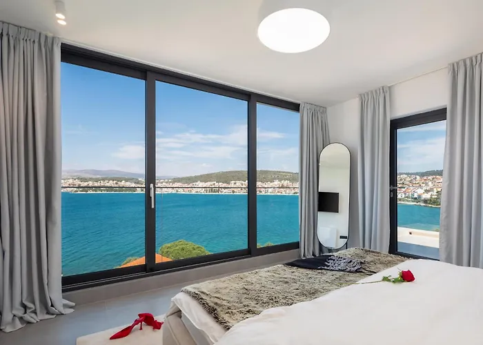 Luxury Glass With Pool *