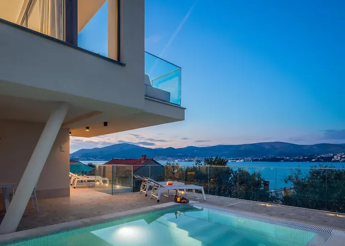 Luxury Glass With Pool Вілла Трогір