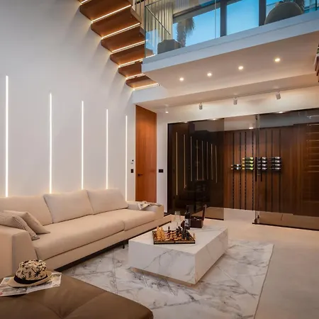 Luxury Glass With Pool *