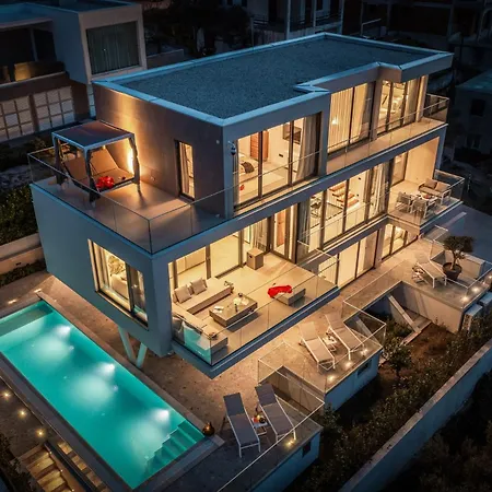 Luxury Glass With Pool Villa