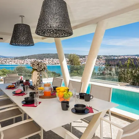 Villa Luxury Glass With Pool Traù