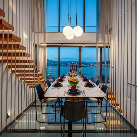 Luxury Glass With Pool Traù