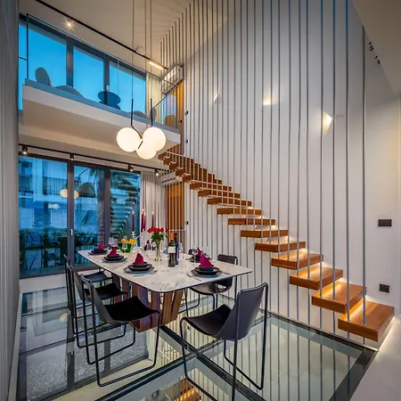 Luxury Glass With Pool Traù