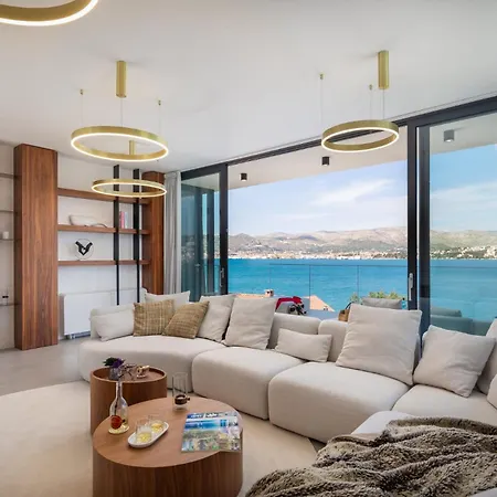 Villa Luxury Glass With Pool