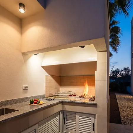 Luxury Glass With Pool Villa *