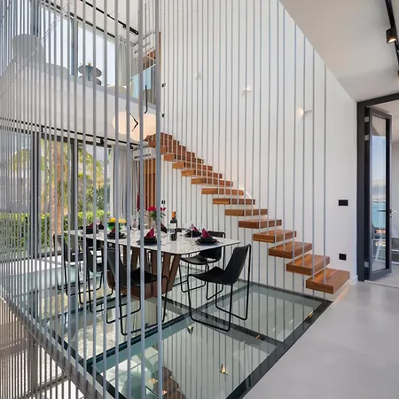 Luxury Glass With Pool Villa