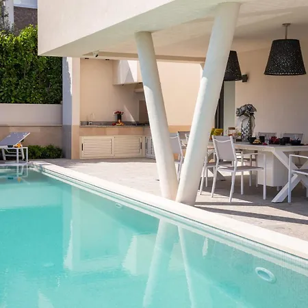 Luxury Glass With Pool Villa