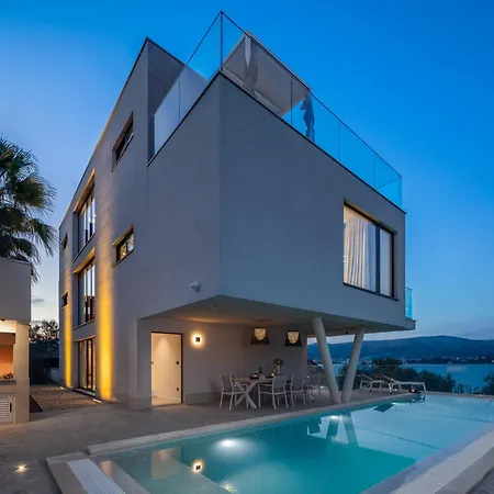 Villa Luxury Glass With Pool *